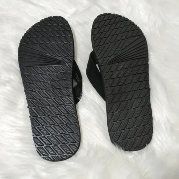 NWOT Black California Republic Flip Flops - Picture 2 of 3